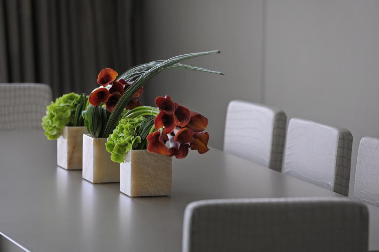 Armani Hotel Dubai, Burj Khalifa Esterno foto Flower arrangement