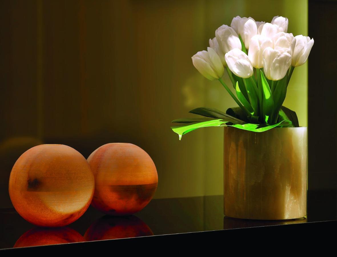 Armani Hotel Dubai, Burj Khalifa Esterno foto A vase of flowers