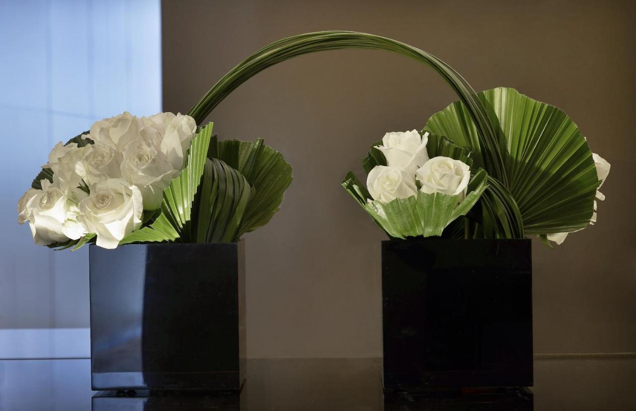 Armani Hotel Dubai, Burj Khalifa Esterno foto Flower arrangement