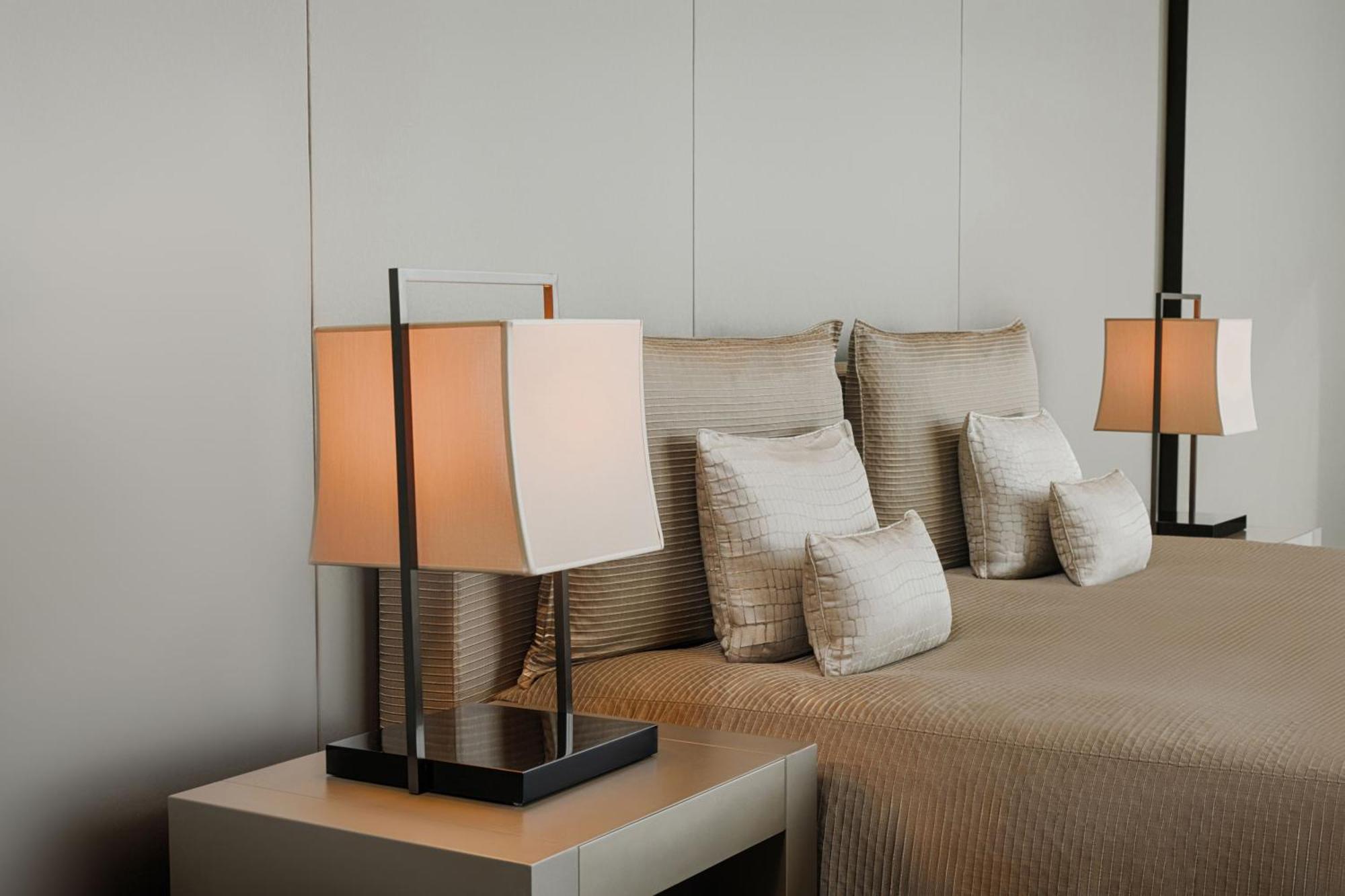 Armani Hotel Dubai, Burj Khalifa Esterno foto A pair of table lamps