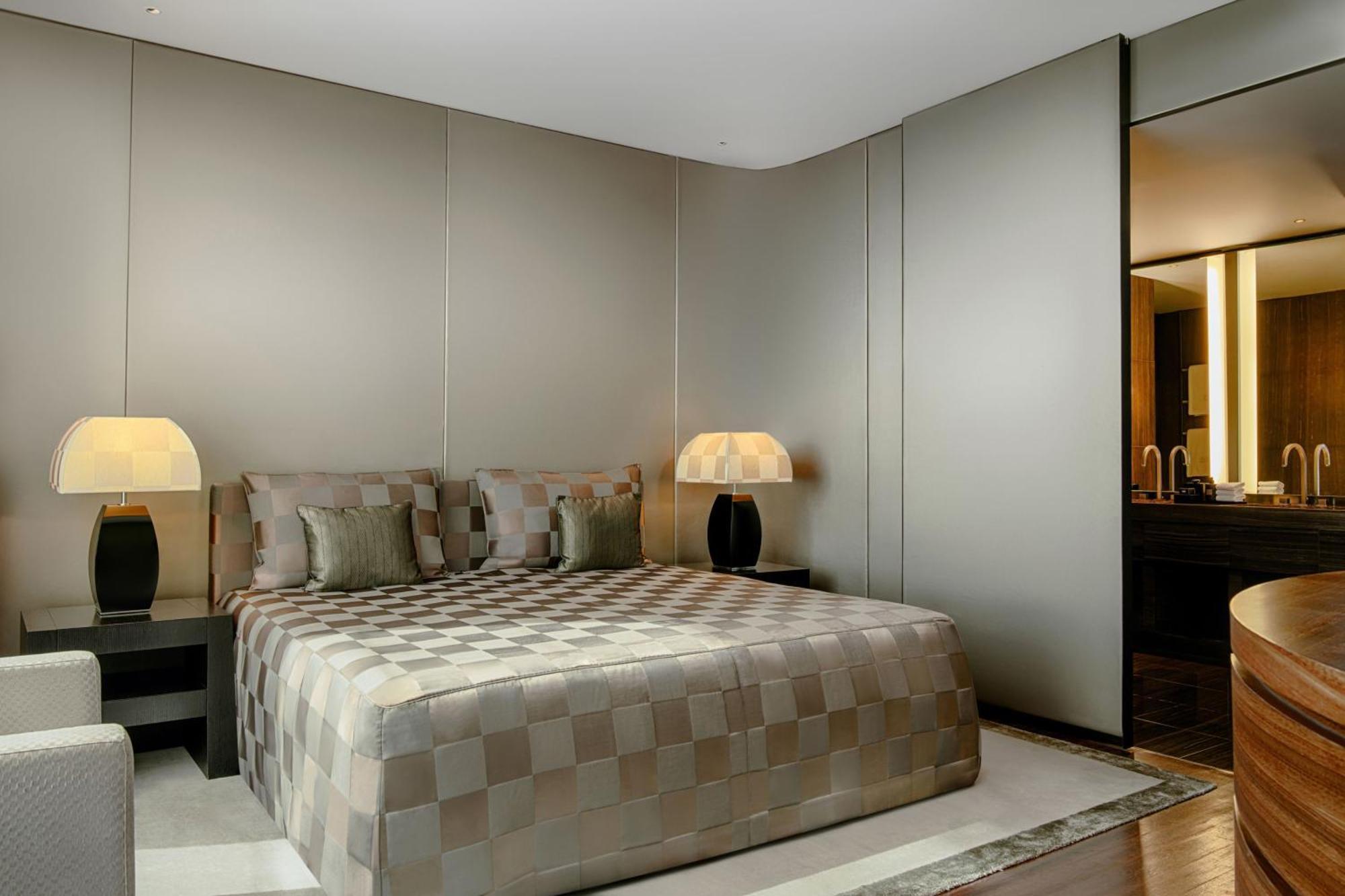 Armani Hotel Dubai, Burj Khalifa Esterno foto A bedroom at The Ritz-Carlton, Dubai