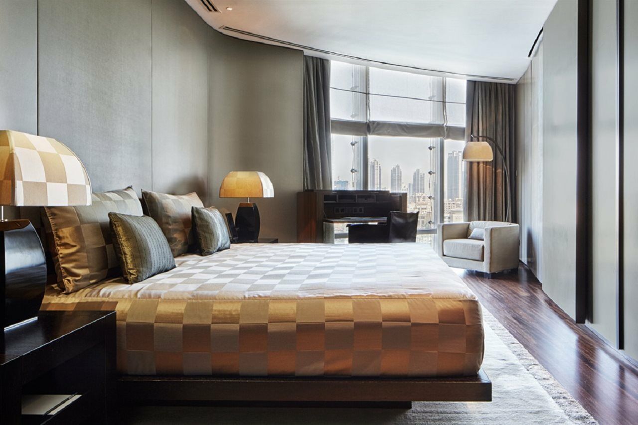 Armani Hotel Dubai, Burj Khalifa Esterno foto A bedroom at The Ritz-Carlton, Shanghai